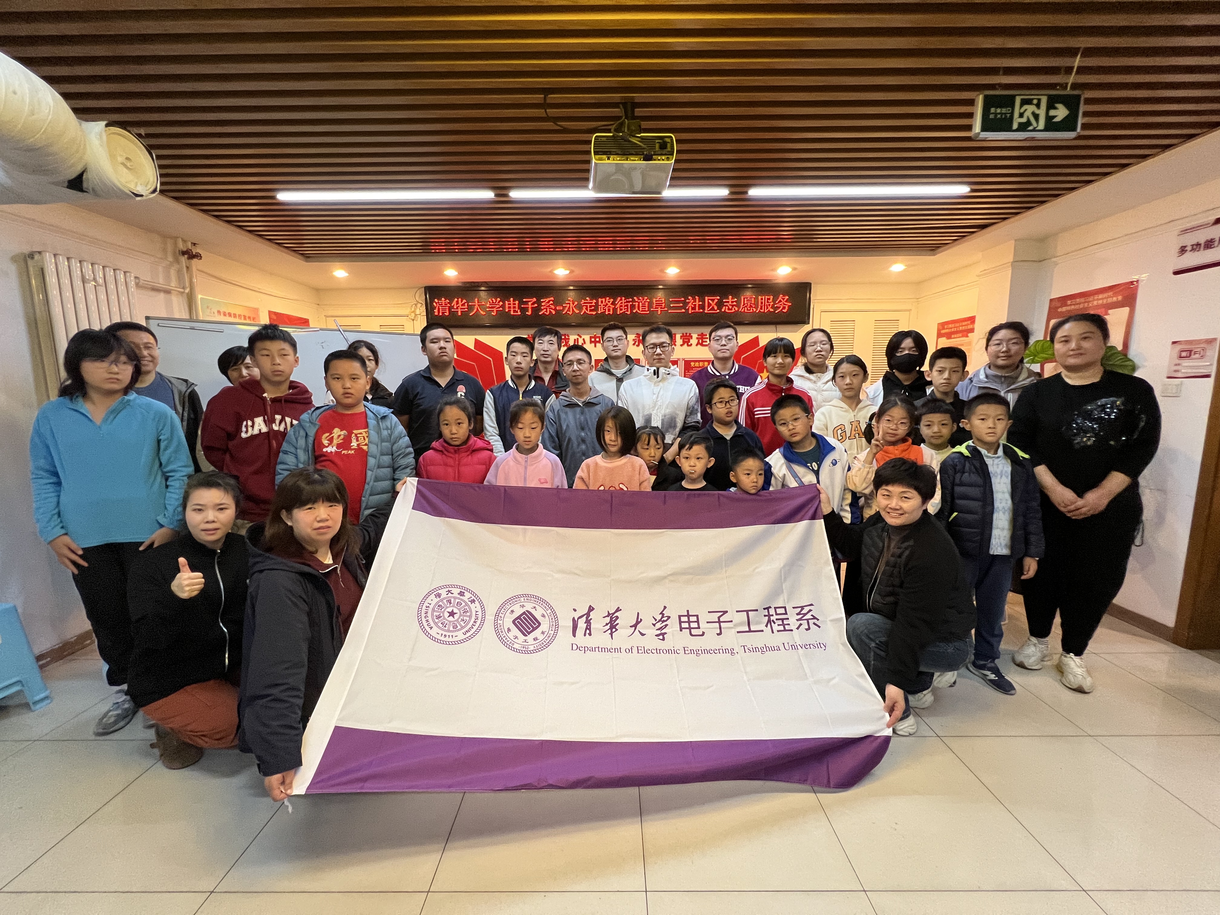 20241110-区校融合递温暖，海清服务暖人心-志愿服务部-志愿者与社区工作人员合影.jpg
